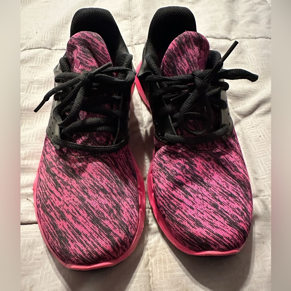Under armour kids girls pink & black running shoes/sneakers size 4.5 stylish
